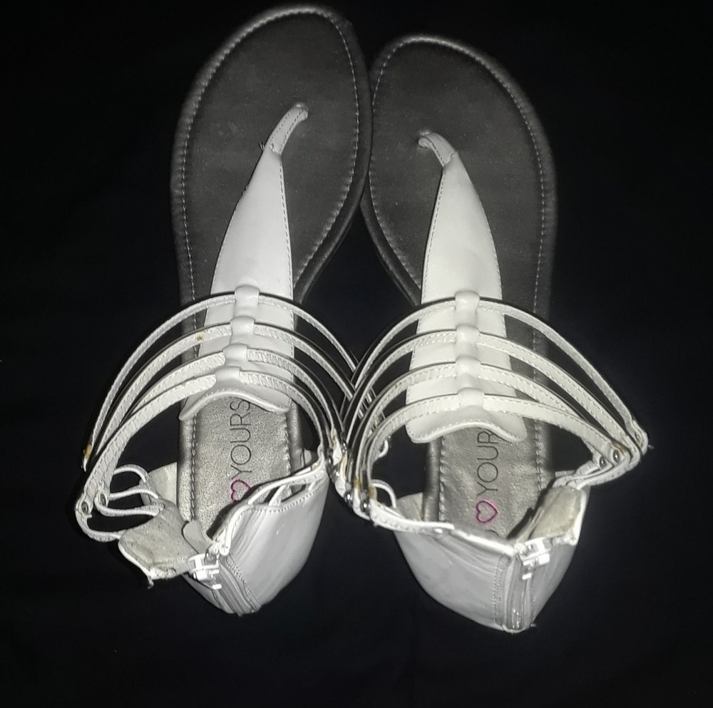 Size 10w or 11m thong sandals